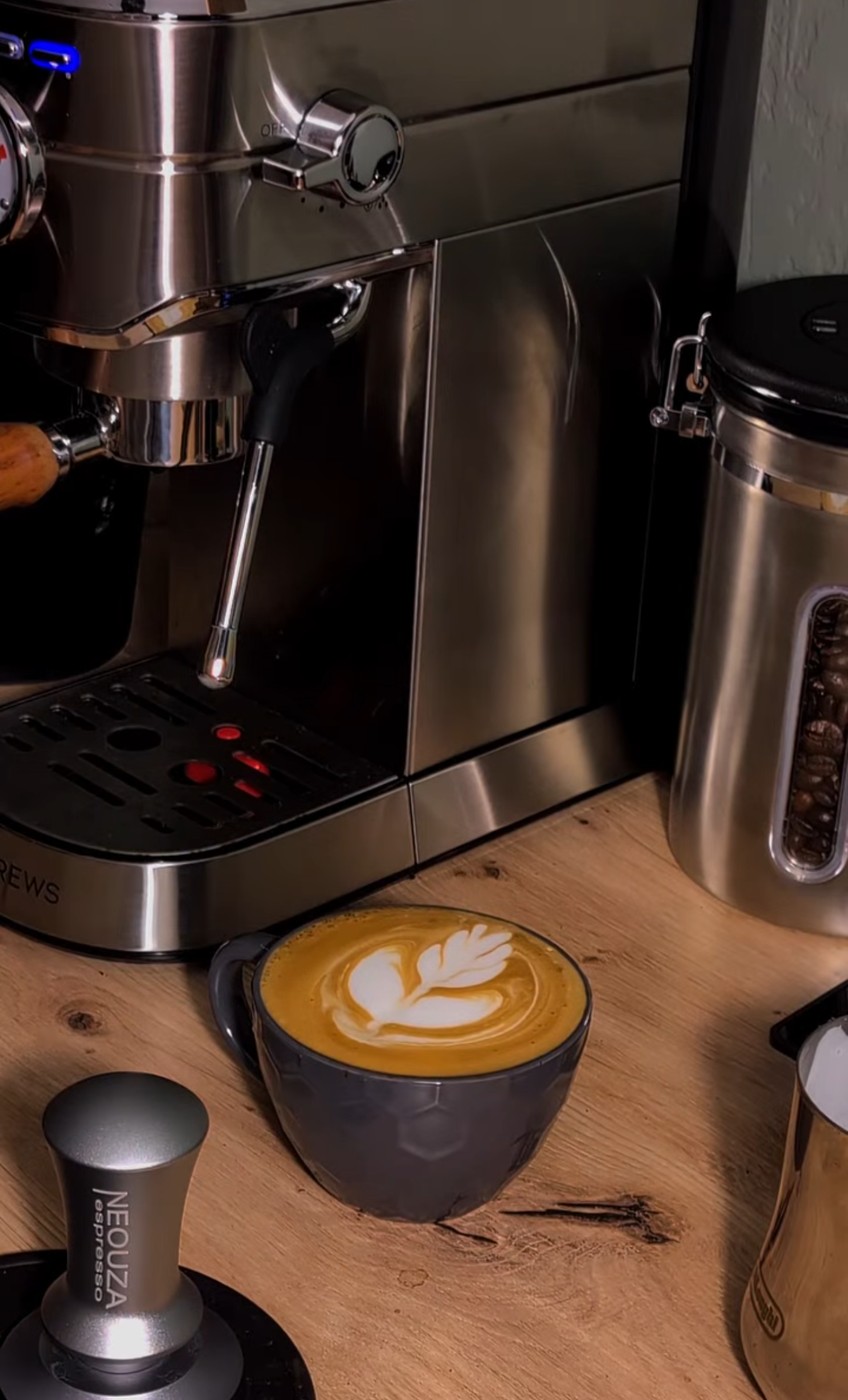Barista bei der Arbeit mit Latte Art